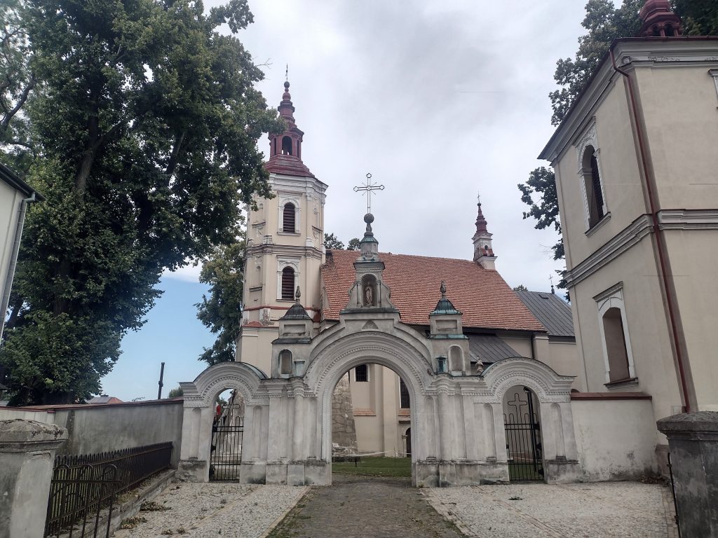 dziedziniec kościelny zabytkowego klasztoru