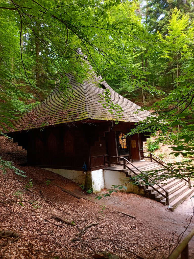 park krajobrazowy na roztoczu drewniana kapliczka