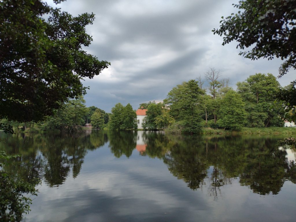 staw w centrum zwierzyńca z kościołem na wyspie