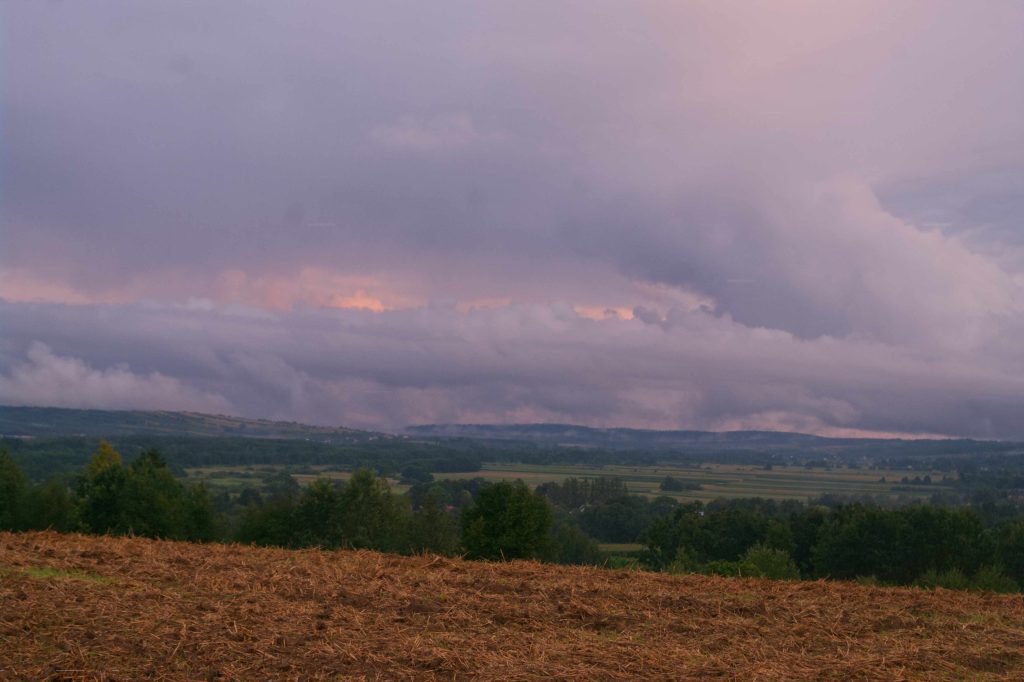 panorama okolic Szczebrzeszyna na roztoczu w pochmurny dzień